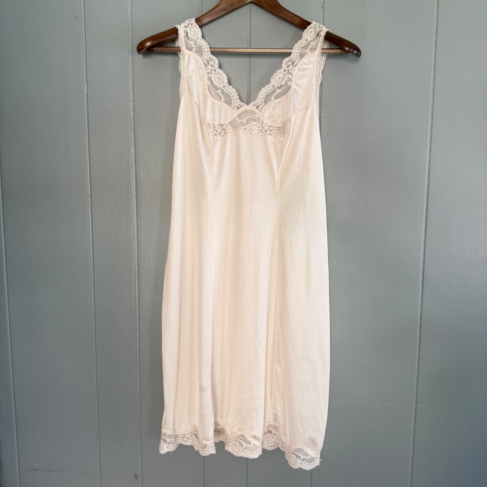 Vtg Lace Trim Full Slip Dress Nude Pale Pink Nylon XS Coquette Romantic Dollette